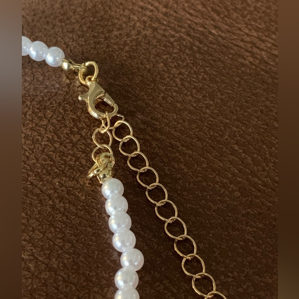 Letter “W” on Faux pearl Necklace - Picture 2 of 3